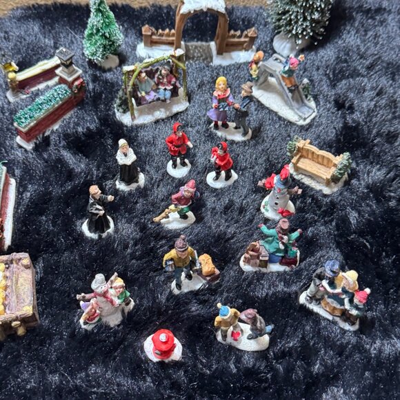 Charming Holiday Miniature Set Featuring 20+ Figurines & Accessories - Picture 1 of 10